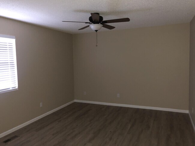 Foto del edificio - 2829 Bluff Ridge Dr