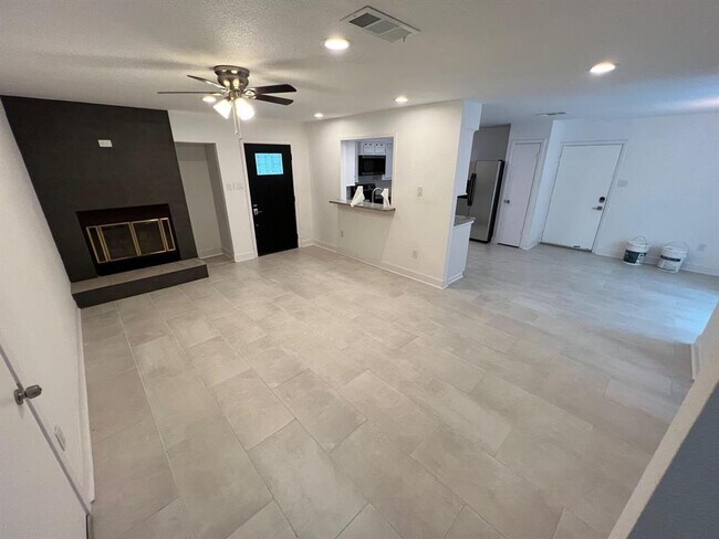 Building Photo - 291 Hereford Dr