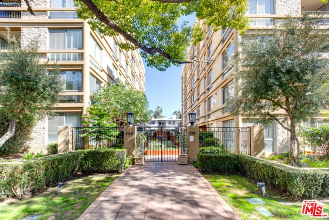 Foto del edificio - 320 N Maple Dr