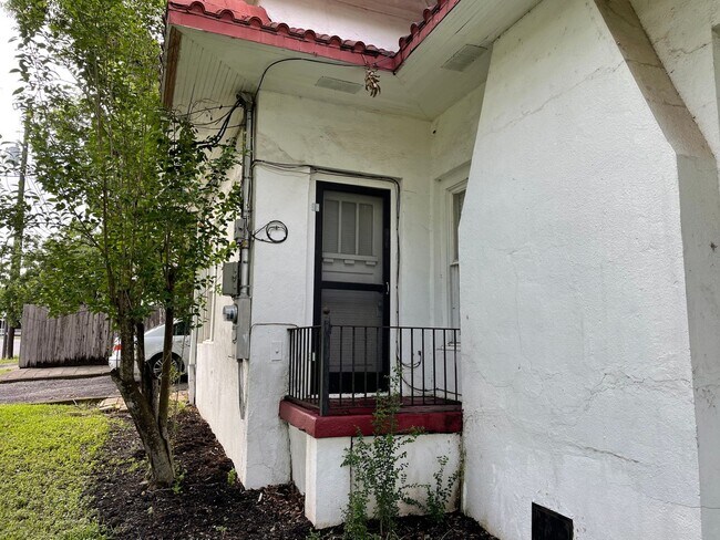 Foto del edificio - 2/2 Spanish Style House on a Corner Lot Mi...