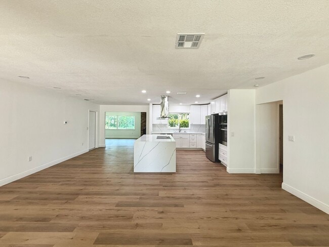 Foto del edificio - Unique & Renovated 3 Bedroom, 2 and 2 Half...