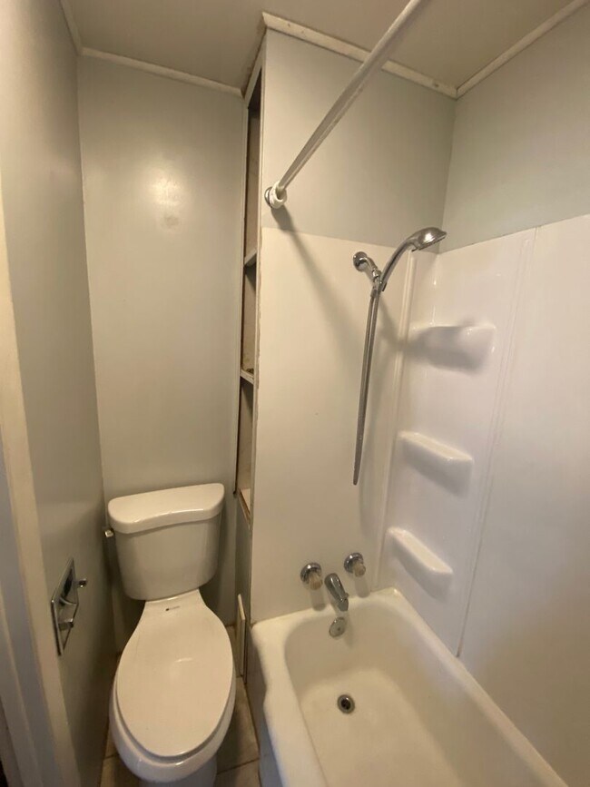 Building Photo - PRICE LOWERED -West Davenport 2BR House  -...