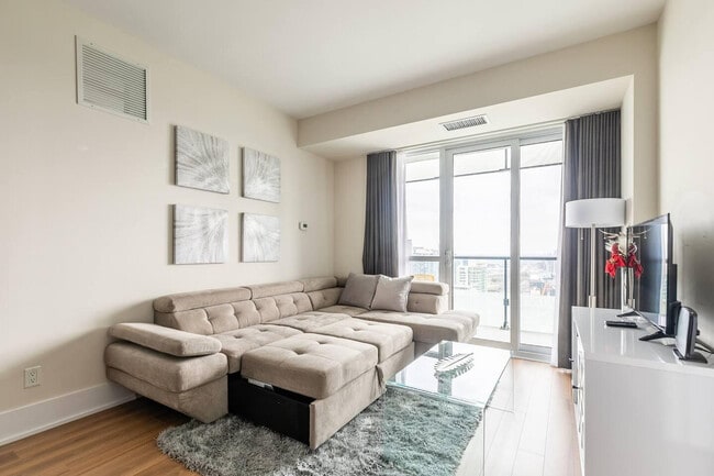 Building Photo - 299 Front St W