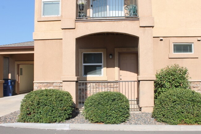 Foto del edificio - $1742 | 2BR/2BA | Lovely Townhome with a P...