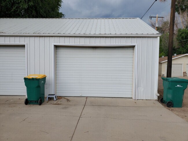 Foto del edificio - Cute, Quiet and Renovated One Bedroom Finished Basement in Eaton