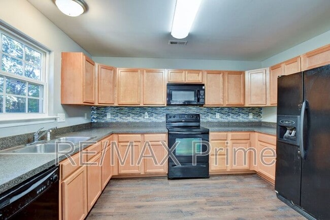 Photo - 960 Railroad Ave House