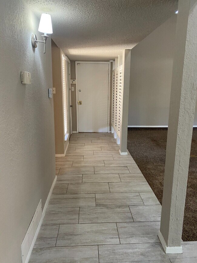 Foto del edificio - Newly Updated 2 Story Duplex