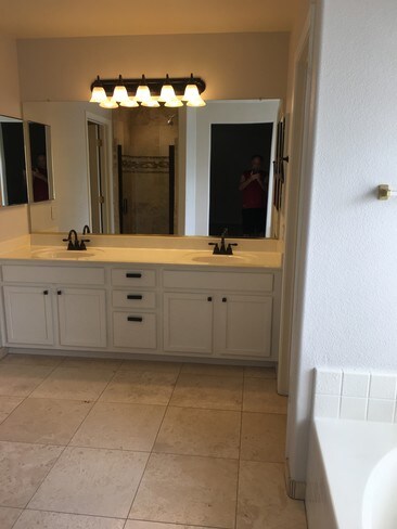 Master bath shower roman tun sep. toilet - 4207 E Desert Sky Ct