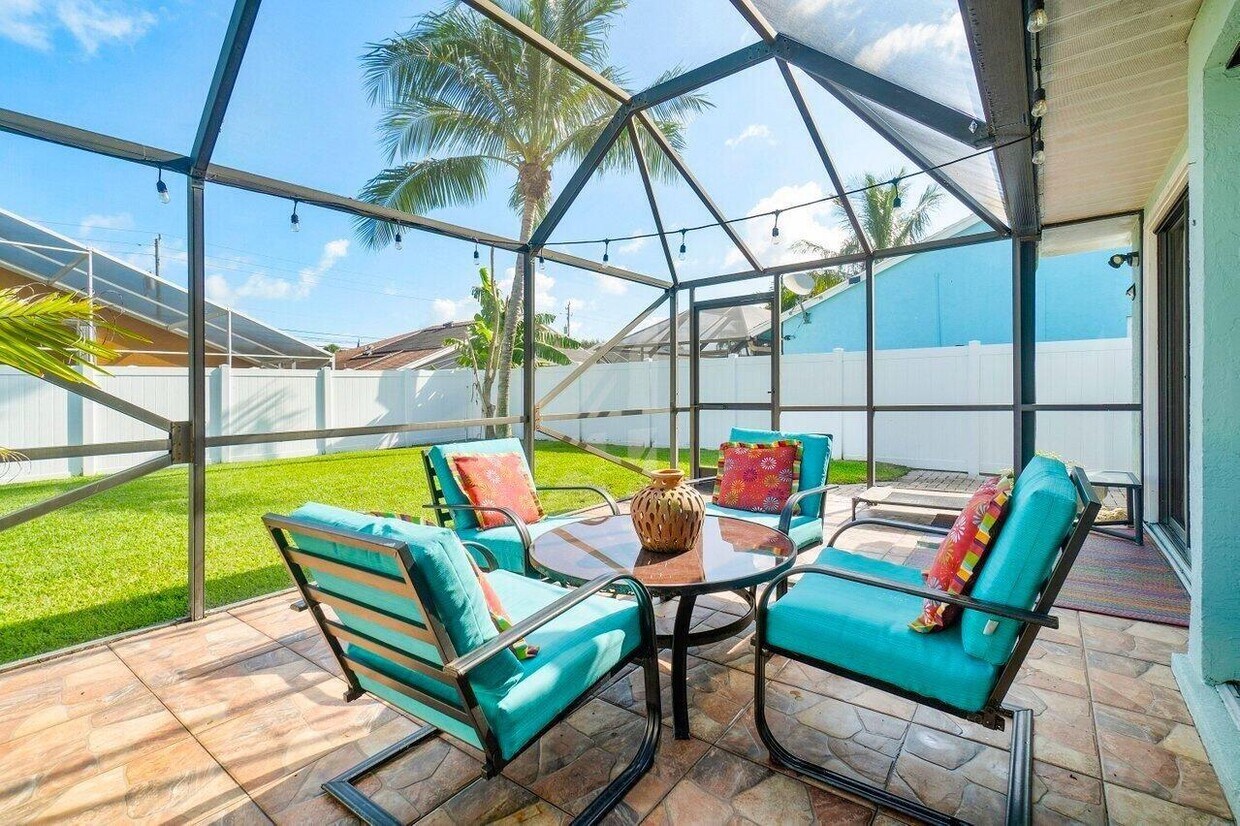 Foto principal - 6085 Robinson St