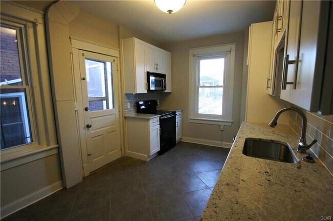 Building Photo - 4 Bedroom Twin Home in West Bethlehem!