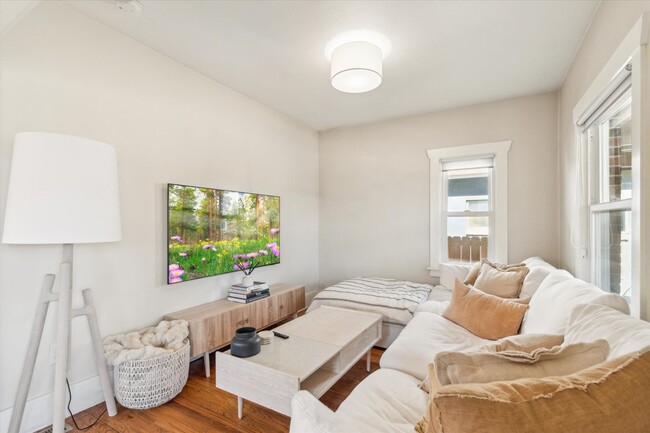 Building Photo - 3BD, 3BA Sunnyside Bungalow with 3-Car Garage