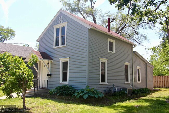 Building Photo - 1208 3rd Ave