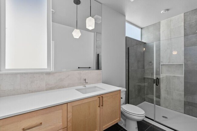 Foto del edificio - Stunning Othello Park Designer Townhome wi...