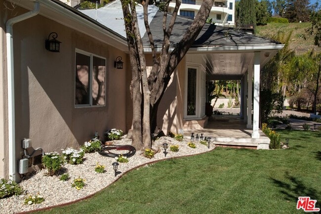 Building Photo - 2745 Outpost Dr