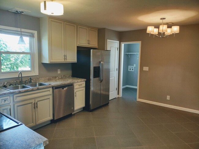 Foto del edificio - 4214 Englewood Drive