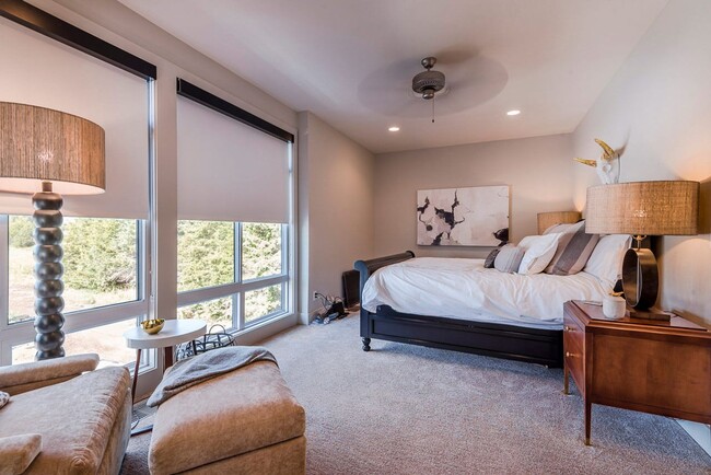 Building Photo - Luxury Townhome in beautiful west side nei...