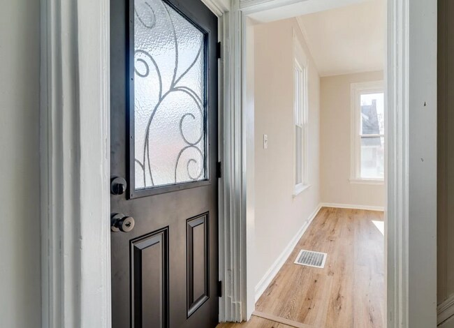 Foto del edificio - Stylish 3-Bed Home with Private Patio, Basement & Off-Street Parking in Cincinnati