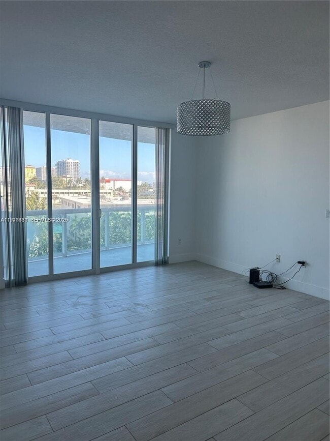 Foto del edificio - 7910 Harbor Island Dr