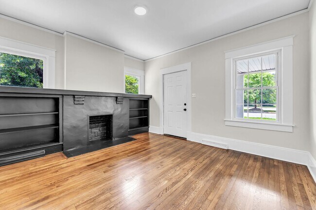 Foto del edificio - Just renovated:  Four Bedroom 2 bath House...
