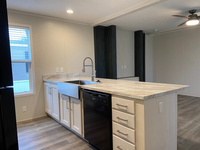 Building Photo - 303 Tamarack