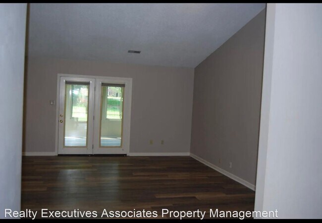 Foto del edificio - 3 br, 2 bath House - 8732 Shoreham Boulevard