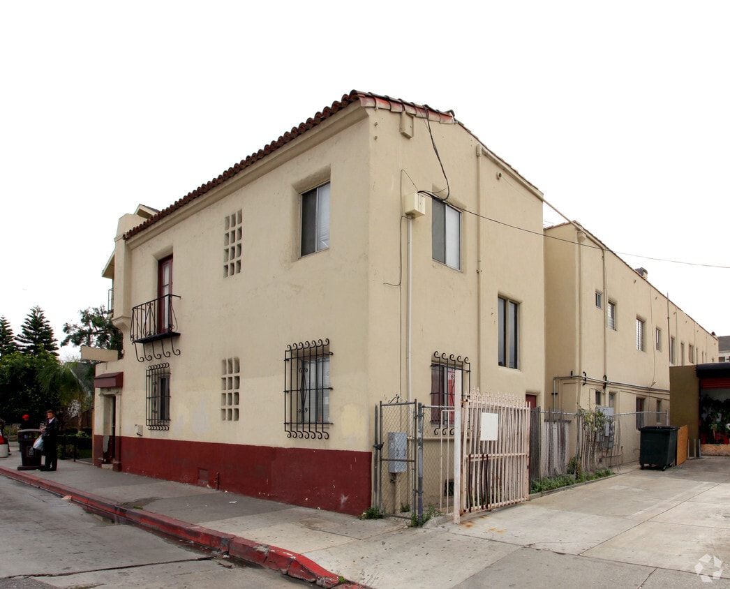 Primary Photo - 2012 E 7th St