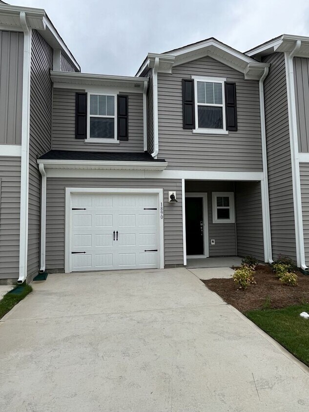 Foto principal - Newer3 Bed townhome in Concord