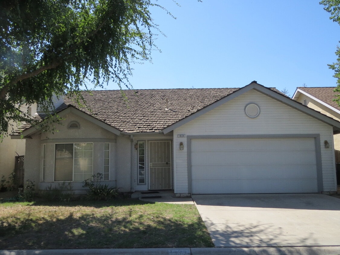 Primary Photo - Nice home in Clovis. Near shopping, school...