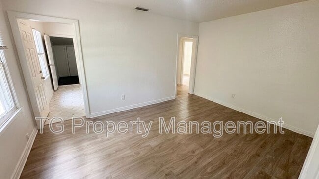 Building Photo - 916 W 28th St