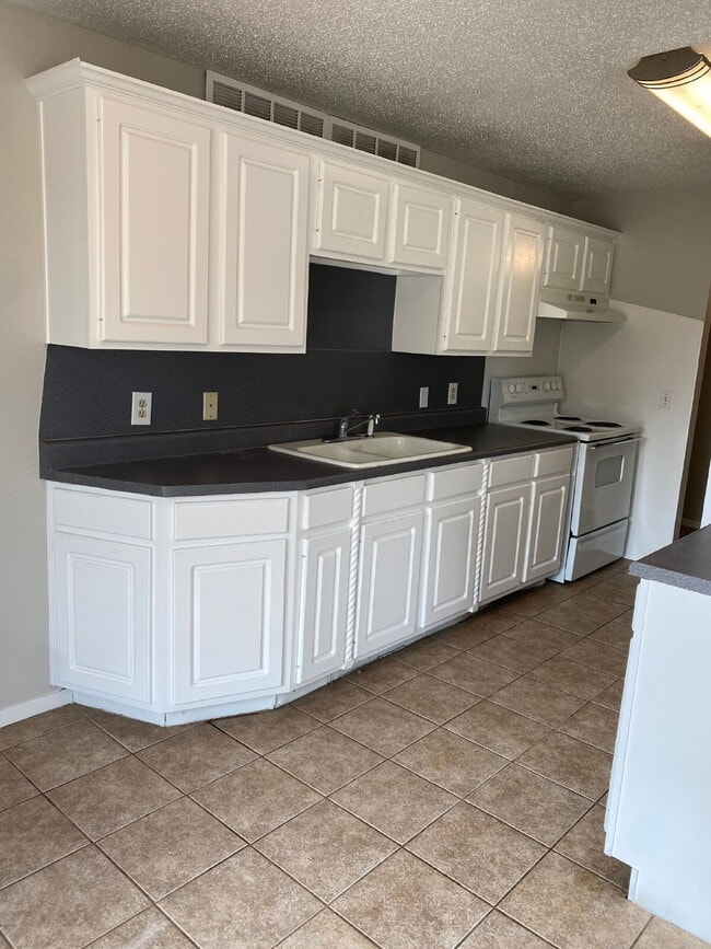 Building Photo - Updated 4 Bedroom, 1.5 Bath!