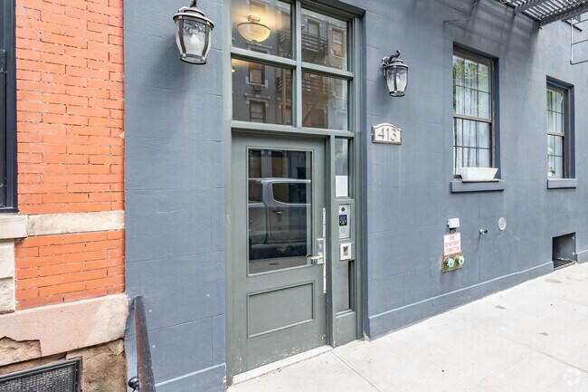 Entrada - 413 E 78th St