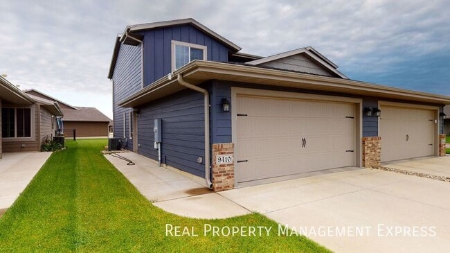 Building Photo - 3 Bedroom 1.5 Bathroom Townhome w/ Double Stall Attached Garage on the West side of Sioux Falls