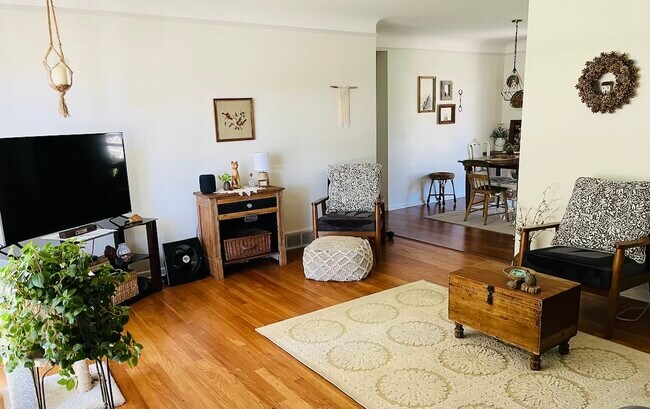 Neutral paint, wood floors - 4342 Georgette Ave
