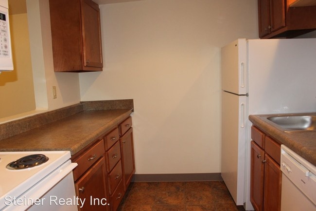 Building Photo - 566 S Trenton Ave