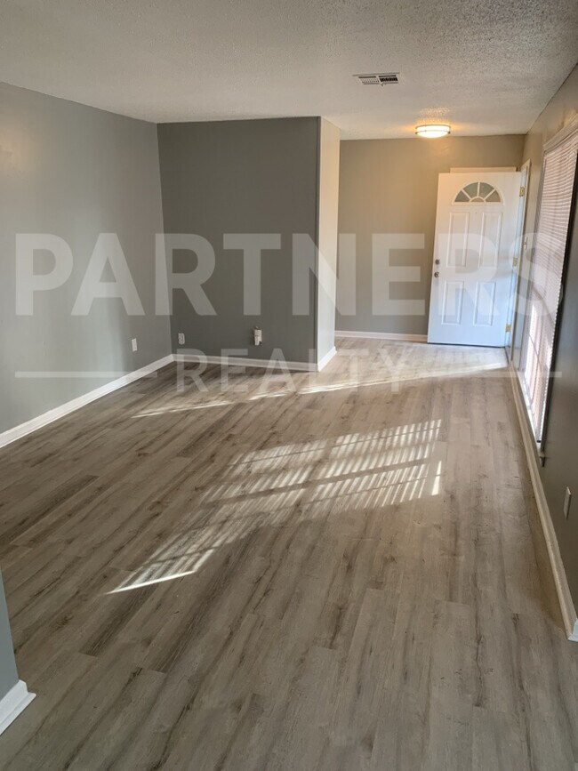 Building Photo - 3341 Cross Creek Dr