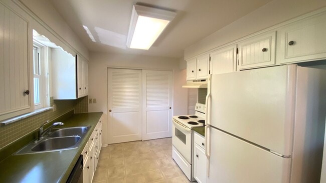 Building Photo - 1408 W Daytona Dr
