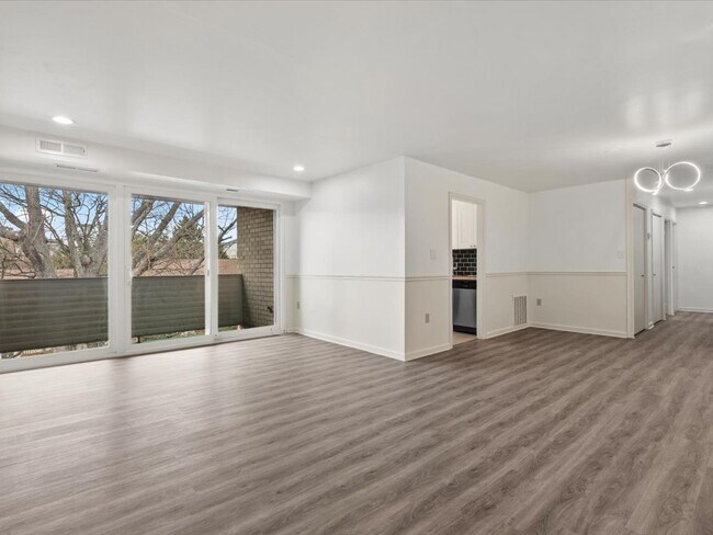 Building Photo - 5608 Bloomfield Dr