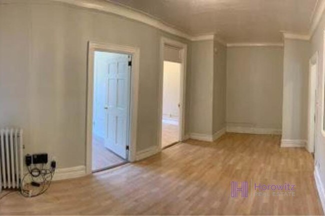 Building Photo - 35-25 Crescent St