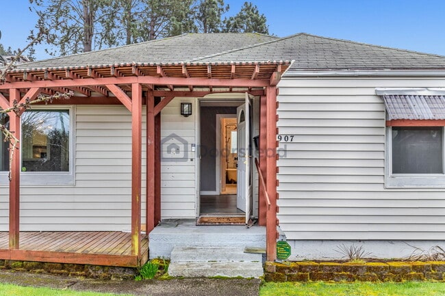 Building Photo - 5907 SW Admiral Way