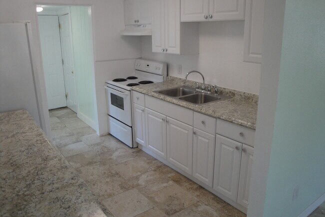 Foto del edificio - Three Bedroom One Bathroom House For Rent