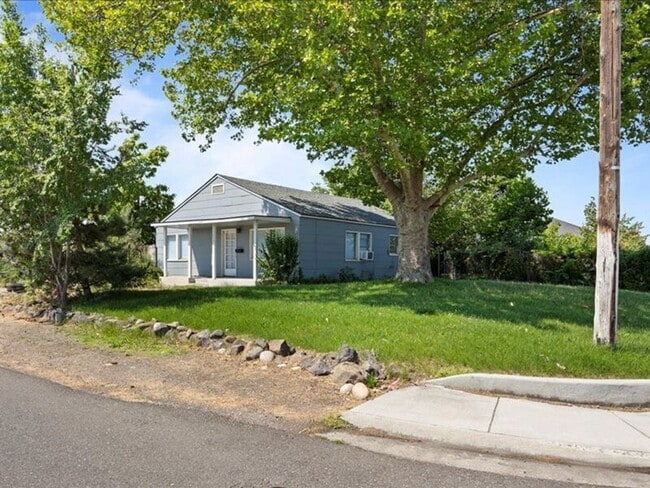 Building Photo - 1617 Mahan Ave