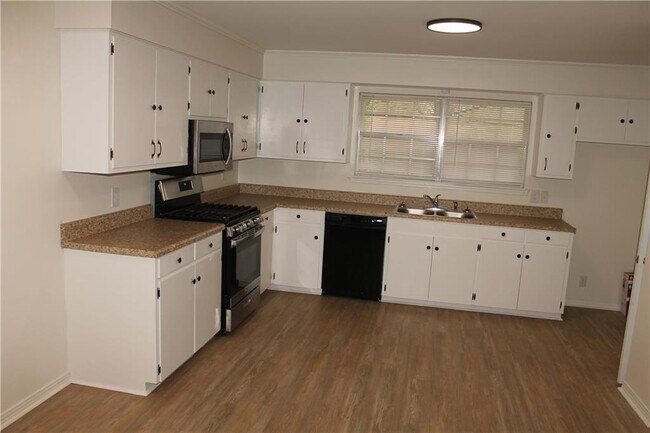 Building Photo - 5408 Yucca Dr