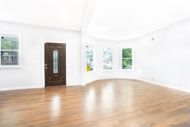 Building Photo - 65-67 Van Ness Pl