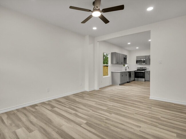 Foto del edificio - Open Layout & Spacious Yard