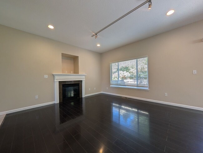 Building Photo - Beautiful 3-Bedroom, 2.5-Bath Home In River Road Area of Eugene!