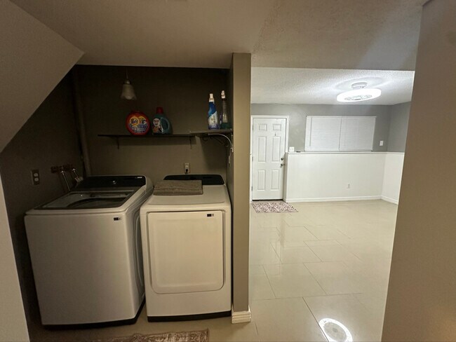 Foto del edificio - 930 Potter Dr