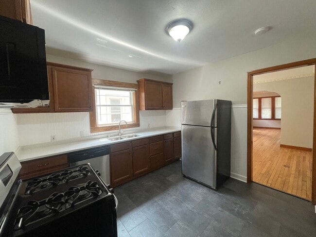 Building Photo - Charming 3-Bedroom in the Heart of Riverwest