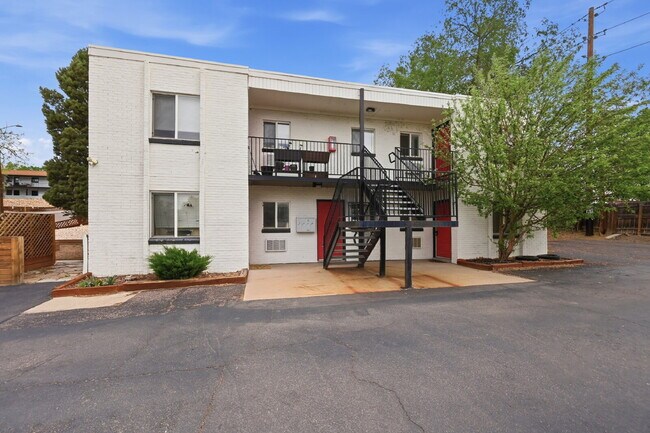 Foto del edificio - $1,440.95 with $300 Off the first month's rent,  2 Beds - 1 Bath, Condo in Denver with Granite Co...