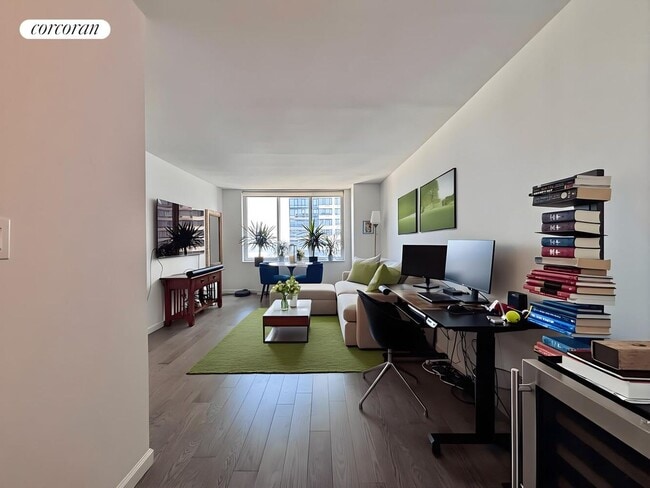 Building Photo - 650 W 42nd St