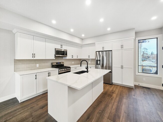 Building Photo - 2600-2628 28 Ave SW